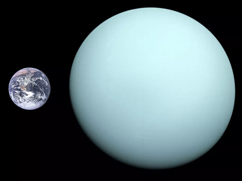 因为其大气层中富含甲烷,所以天王星看起来是蓝绿色或青色的,而极端的