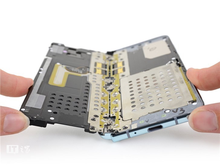iFixit 再拆三星 Galaxy Fold:胶水太多,维修不易