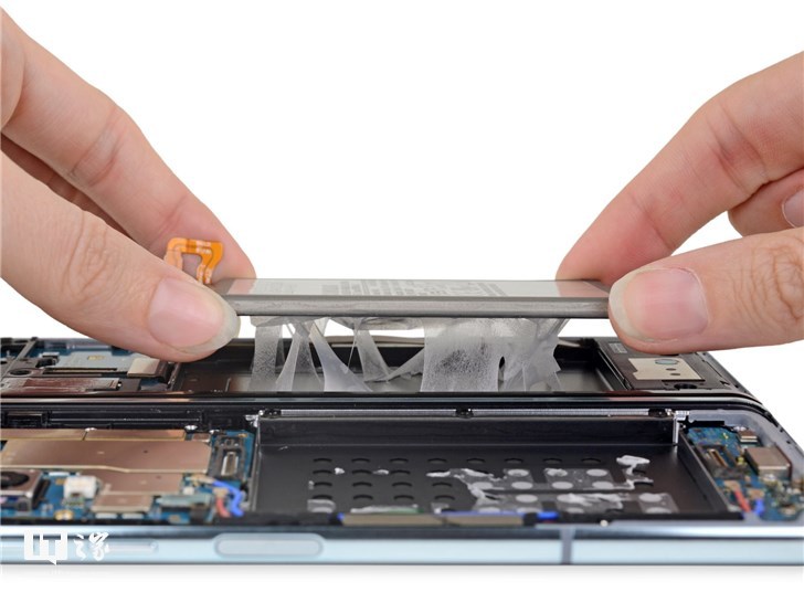 iFixit 再拆三星 Galaxy Fold:胶水太多,维修不易