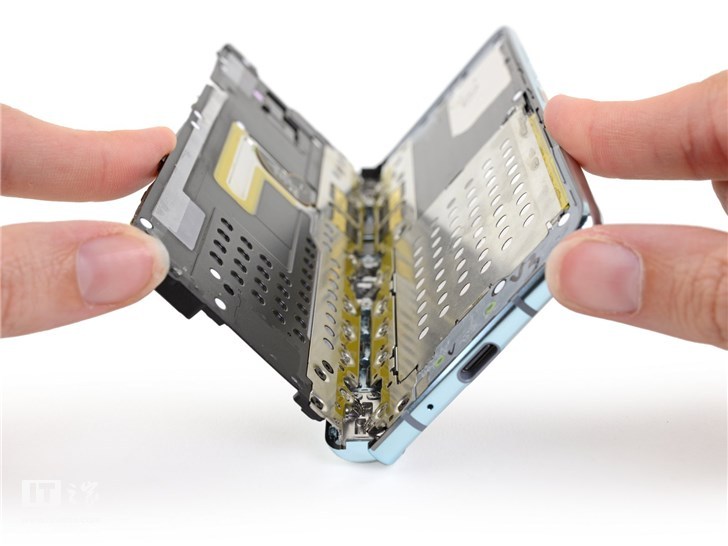 iFixit 再拆三星 Galaxy Fold:胶水太多,维修不易