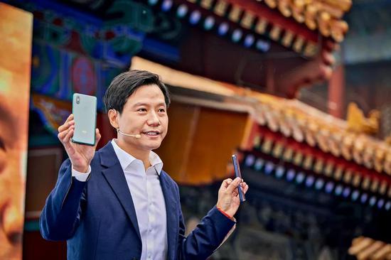 2018 年 10 月，小米 MIX 3 的新品发布会选择在北京故宫博物馆里举行。MIX 系列手机正在帮助小米渐渐拉升它的手机平均售价。