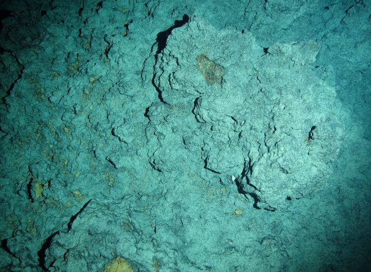 "潜龙二号"2016 年应用中拍摄到的热液区海底硫化物