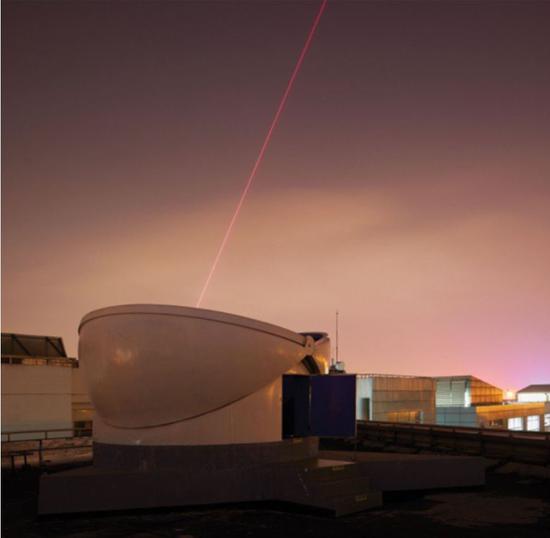 图丨接收器发出的激光束将会帮助与卫星与地面基站建立连接（来源：麻省理工科技评论 JOINT EFFORTS）